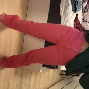 Bianca Ingrosso x Gina Tricot - Säljer mina fina och färgglada jeans från Biancas kollektion med Gina, tycärr kommer jag aldrig till användning av den här färgen men dessa är väldigt fina på vår och kallare sommar!💗