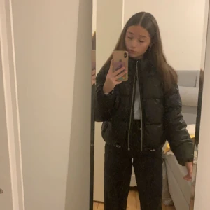 svart jacka - Säljer min jätte fina svarta jacka från h&m som är i storlek 146/152 men jag skulle säga att den ändå passar folk som kan ha xxs ❗️har rea köp 1 få 2 grejer som är i cirka samma budget❗️