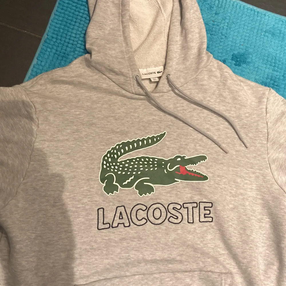 Fresh oanvänd Lacoste hoodie. Tröjor & Koftor.