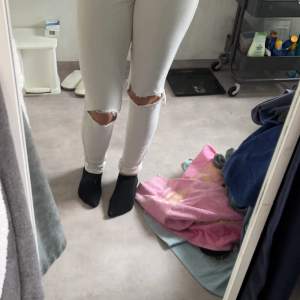 Vita jeans med egen gjorda hål vid knäna, från dr denim 