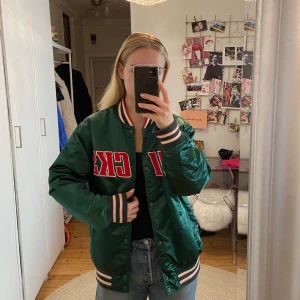 Baseballjacka från H&M herr - Säljer en grön baseballjacka i strl M från H&M herr. Finns en fläck på ryggen, se bild 3. Inget som stört mig eller försökt få bort.   Finns i Stockholm, alt. köparen står för frakten.