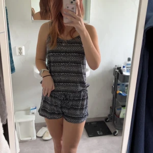 Byxdress  - Från h&m inga tydliga slitage, skulle gissa på att den inte är använd speciellt mycket! Storlekslappen är bortklippt men passar mig och är lite stor till och med och jag är en small.