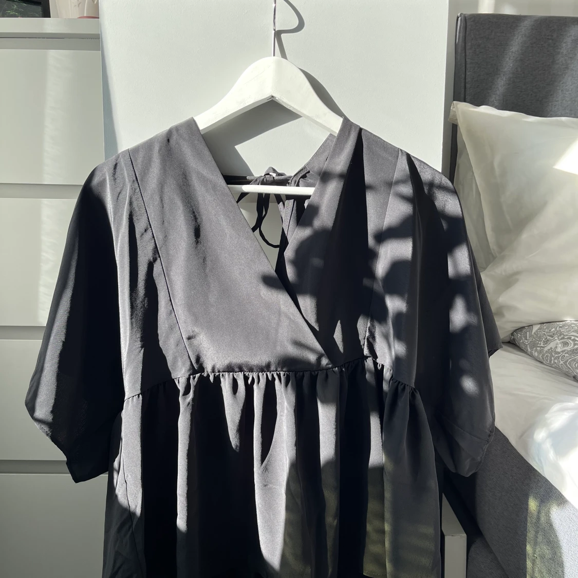 ASOS design svart omlottopp med vida armar