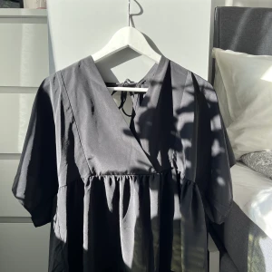 ASOS design svart omlottopp med vida armar  - Endast testad en gång, annars oanvänd 