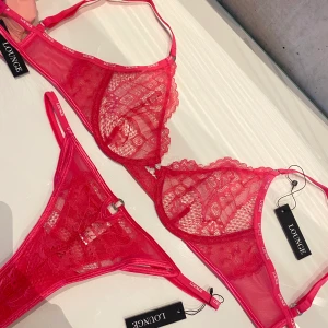 Rosa Lounge underwear set -  Trosa stl S, bh 70C, passar även 75 B-C💗 Stark rosa i verkligheten, svårt att få färgen rättvis på bild. Helt oanvänt. Nypris 650kr spårbar frakt 66kr, kuvert 29kr