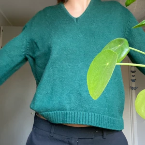 Grön stickad tröja  - Stickad tröja som jag har köpt second hand ❤️ Står ingen storlek men passar mig som brukar ha S! 