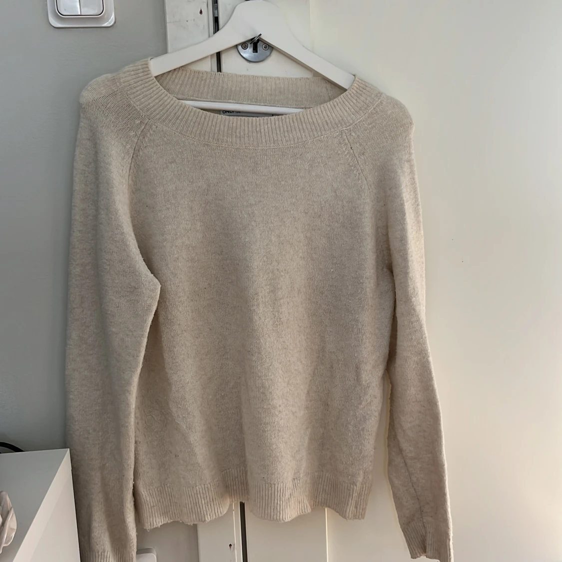 Stickad vit/beige tröja