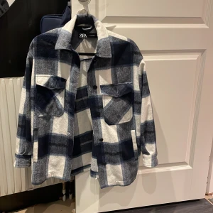 Rutig kappa - Blå vit rutig kappa från zara