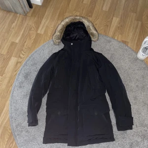 Boss vinterjacka - Otroligt varm och skön vinterjacka. Finns en video som vissar jackan bättre.