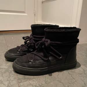 Säljer dessa trendiga vinter skorna från Inuikii. De är i storlek 41 men ganska små i storleken. De har används två vintrar och är i ganska bra skick. Ena skon har blivit sliten på insidan men annars är de fina. Nypris är 2700 och orginal lådan tillkommer
