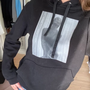 The cool elephant  - Snygg svart hoodie från the cool elephant! Köptes för isch 600kr, den är lite skadad på trycket, i övrigt är den i topp skick. Jätte skön, tjock i materialet, passar perfekt till hösten/vintern, säljer då den inte kommer till användning❤️