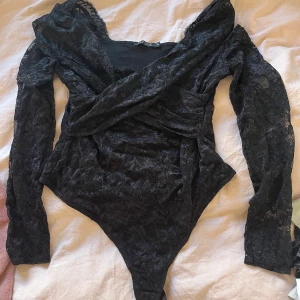 Svart body  - Svart body från Nelly. Storlek XL. Endast testad   Kan mötas i Stockholm och skicka. Köparen står för frakt, inga returer 