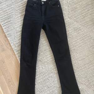 Svarta jeans från Gina gricot strl 38. Lite boot cut. 