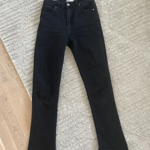 Gina jeans - Svarta jeans från Gina gricot strl 38. Lite boot cut. 