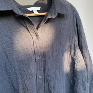 Krinklad skjorta HM - Säljer denna skjorta från hm då den inte kommer till användning. Använd ett fåtal gånger, i nyskick! Storlek L, funkar som oversize för mig som är en M i vanliga fall ☀️