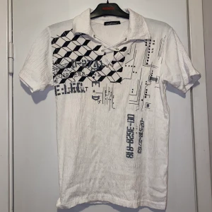 Vit skate blus - Vit skate blus! Storlek M  Tun och bekväm - har dock små fläkar på baksidan 🤍🤍🤍