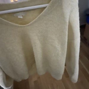 Stickad tröja  - Säljer denna mysiga stickade tröjan! Använts ett par gånger, men absolut inte sliten. Finns inte kvar att köpa, säljer för 49 kr. Färg - guld/gul