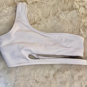 Bikini topp - En bikini topp från SHEIN. Har använt några gånger men är i väldigt fint skick.
