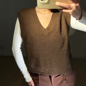 Stickad väst, från H&M  - Använd 1 gångn