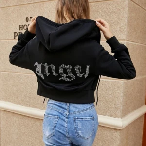 Hoodie Angel - Hej säljer snygg  luv tröja  med märket angel baksidan ! Aldrig använd!! endast testad !  Passar både Xs och S !! 😊 