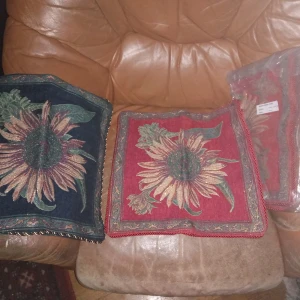 Kuddfodral Marin och två Röda 39x39 cm stora . - Helt nya och oanvända Kuddfodral Marin och två Röda mönstrade stängs igen med dragkedja .måtten 39x39 cm. Hämtas i Skene alt skickas o köpare betalar frakten o Swishbetalning tillämpas .frakt inräknat i priset 140 kr .