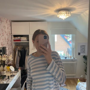 Randig tröja från monki  - Blå och vit randig tröja från monki i strl M