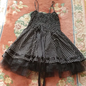 Doted klänning  - Passar s_ m I mycket bra skick 