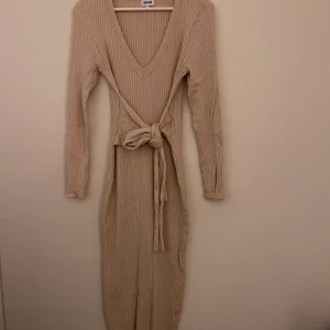 Ribbad klänning  - Säljer denna helt oanvända klänning, knälång och väldigt stretchiga. Passar mig som är medium-storlek