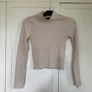 Beiga tjocktröja  - Fin beige tjocktröja från Gina tricot  Stl xs 