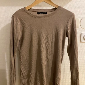 Tröja Bikbok - Tröja från Bikbok. Storlek S men passar även en M. Skrynklig då den legat i en låda ett tag.