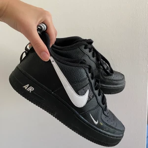 Nike Air Force 1 Utility - Nike Air Force 1 Utility köpta genom Junkyard. Nypris 1000kr. Sparsamt använda utan större defekter. En otroligt skön sko som passar till allt! Pris kan diskuteras ⚡️ Köparen står för frakten! 🙏 KLICKA EJ PÅ KÖP NU!