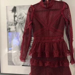 Self-portrait klänning - Säljer denna fina klänning från self-portrait pga ingen andvändning. ❣️ klänningen är i toppskick! Jag är 1,63 cm lång och klänningen sitter perfekt. 