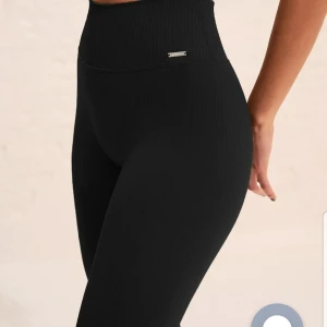Ribbade aimn tights - Svarta ribbade Aimn tights i strl M. Använda ett fåtal ggr men är som nya. Jag köpte fel strl så därför säljer jag dessa. Jag har dom i rätt strl nu och de är mina absolut favoriter. 