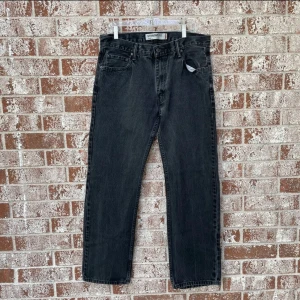 Levis 505 36/34 - Vintage Levis 505  Size 36/34 Sjukt clean tvätt Bra vintage skick med inga fläckar eller hål Mått kan lösas vid intresse 