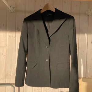 Kavaj från Hennes - Svart randig kavaj från Hennes från tidigt 2000-tal. Bra skick. 