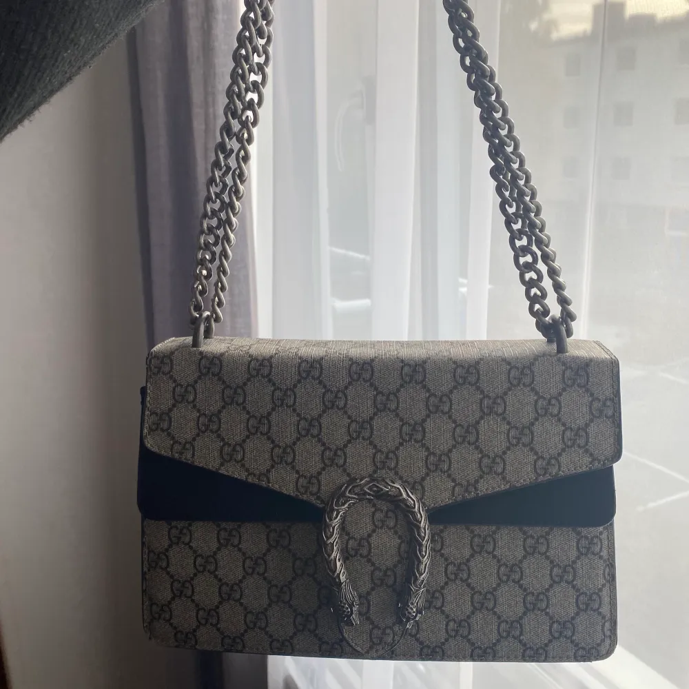 Gucci Dionysus-liknande väska i jättefint skick.  Säljs vid bra bud, utropspris 450kr. Väskor.
