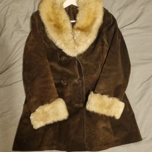 Penny Lane/höstjacka i mocka/päls - Säljer en Penny Laneaktig jacka i perfekt skick i mocka och päls. Den har dubbelknäppning och fodret är helt och fint. Den är i storlek M och passar mig bra även med tjocktröjan under!  Frakt 99:-( jackan är tung.  Jag kan gå ner i pris vid SNABB affär!