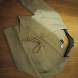 Beige tröja  - Beige topp som man kan knyta, den är från hm i storlek S 