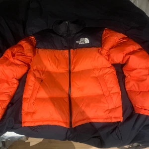 North Face jacka nuptse  - North Face nuptse puffer jacka i fint skick. Storleken är S. Inga defekter. Varm och perfekt till vintern. Kan skickas mot fraktkostnad. Säljer pga urväxt.