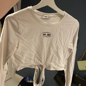 Vit crop top  - En vit crop top lite använd långärmad i storlek M (köparen står för frakt)