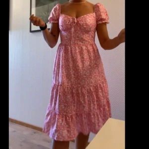 Klänning Shein - Söt klänning från Shein som inte kommer till användning här. Nyskick, använd 1 gång 💕 frakt tillkommer alltid! 