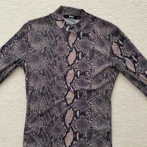 Tröja från bikbok - Tröja från bikbok, ganska tunn i materialet. Storlek XS men är väldigt stretchig så passar även S/M. 50kr +frakt