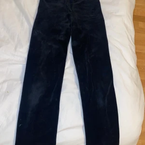 fina Juicy couture byxor  - Köpte på Sellpy, men för små passar mer xs än s. Frakt tillkommer! Liknande som första bilden men inga fickor fram