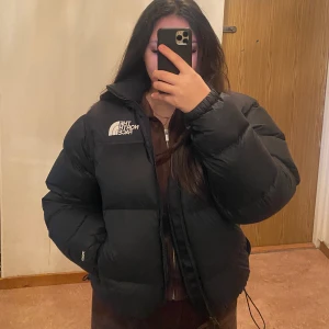 The north face jacka  - Säljer en the north face jacka storlek S men passar även som M. Herr modell. Den är bra skick bara använts förra vinter. Den är varm och tål både blåst och kyla. 