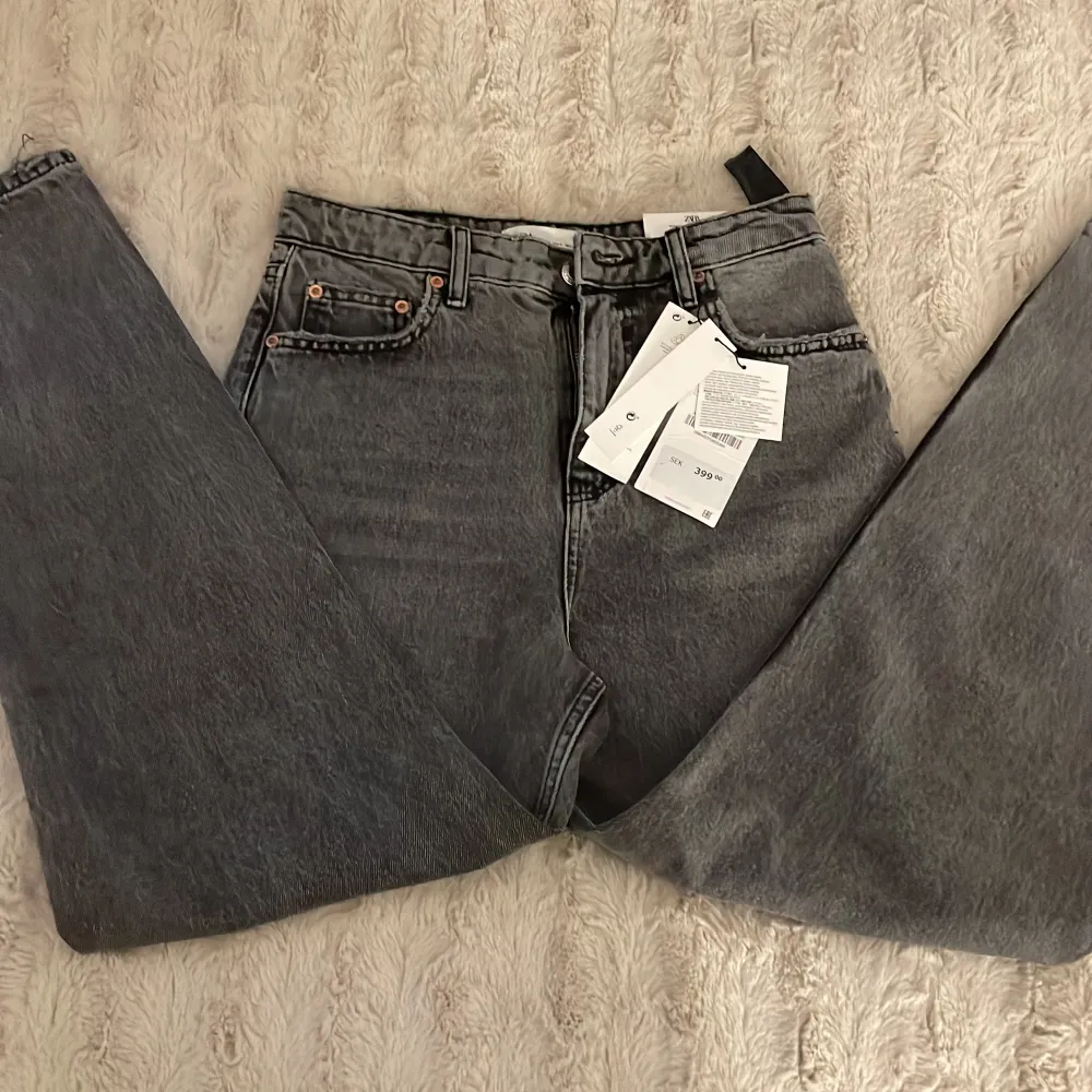Helt oanvända jeans från zara, de är för stora för mig och kan därför inte användas. Originalpris är 399 kr men jag säljer för 200kr💗. Jeans & Byxor.