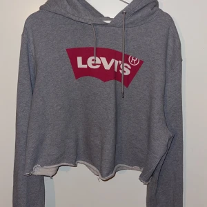 Levis tröja  - Avklippt Levis tjocktröja storlek XXL men passar neråt k storlekar också 