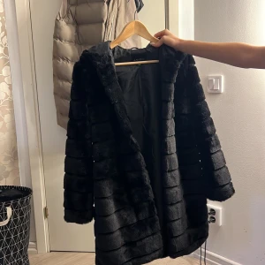 Jacka - Jättefin mjuk och skön jacka💞 säljer den då den inte kommer till använding men helt oanvänd och i nyskick! Är strl xs men passar även strl S💞