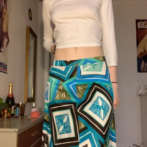 Vintage-kjol - Säljer denna superfina vintage-kjolen som är köpt second hand! Storlek saknas men sitter lågmidjat på mig som bär storlek XS. Jag säljer den för 100kr+frakt och betalning sker via swish🥰