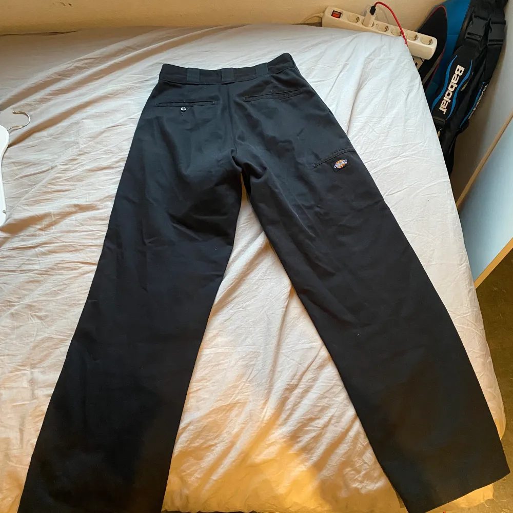 Ett par feta lösa dickies byxor. Superb skick, säljer pga att den inte används. Skriv för fler bilder :) nypris:699kr. Jeans & Byxor.