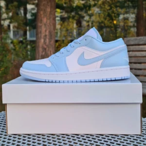 Jordan 1 low "Ice Blue" - Hej!  Säljer helt nya, otestade, wmns Jordan 1 low "Ice Blue", köpta från footlocker. Har storlek 39 och alla original saker medföljer. Skriv ifall ni har frågor 😁